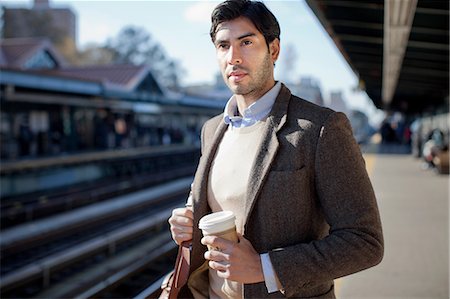 Man with cup of coffee at train station Photographie de stock - Premium Libres de Droits, Code: 614-06536795