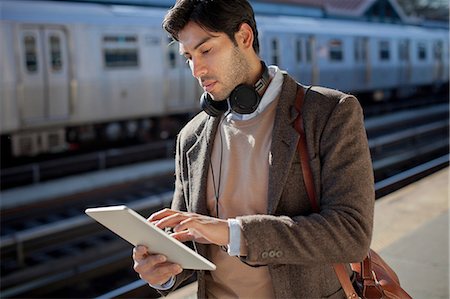 railway station platform - Man using tablet computer at station Photographie de stock - Premium Libres de Droits, Code: 614-06536797