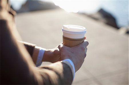 Close up of man holding cup of coffee Photographie de stock - Premium Libres de Droits, Code: 614-06536810