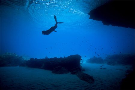 Woman snorkeling in tropical water Foto de stock - Sin royalties Premium, Código: 614-06536839