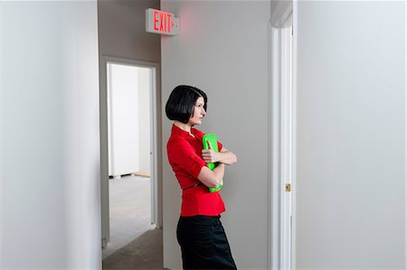 stand (structure for holding objects) - Businesswoman carrying folder in office Foto de stock - Sin royalties Premium, Código: 614-06536891