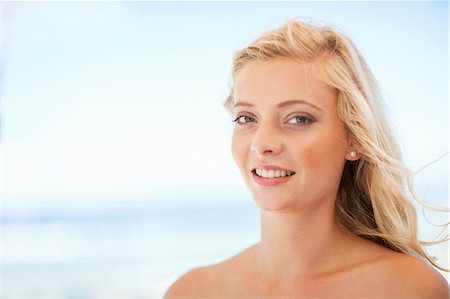 Smiling woman standing outdoors Photographie de stock - Premium Libres de Droits, Code: 614-06537006