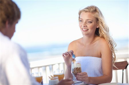 Couple eating breakfast together Photographie de stock - Premium Libres de Droits, Code: 614-06537021