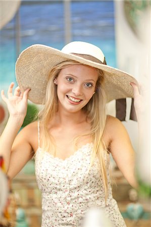 Smiling woman shopping in store Photographie de stock - Premium Libres de Droits, Code: 614-06537069