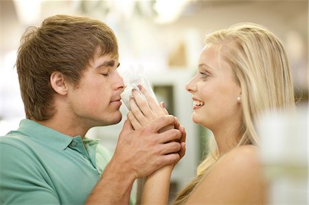 romantic young couple - Couple smelling candles in store Foto de stock - Sin royalties Premium, Código: 614-06537078