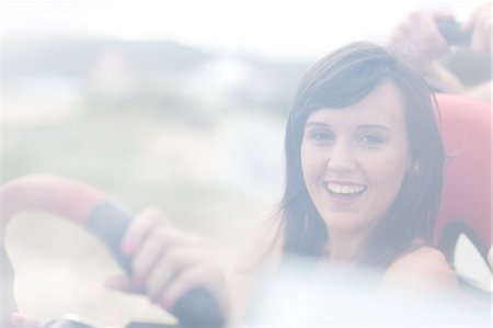 estar de vacaciones - Smiling woman driving jeep Foto de stock - Sin royalties Premium, Código: 614-06537090