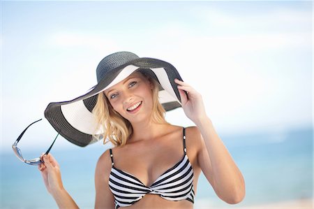 focus (photographic term) - Woman wearing bikini and floppy hat Stock Photo - Premium Royalty-Free, Code: 614-06537120