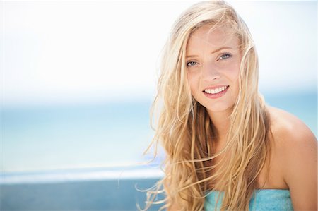 Smiling woman sitting outdoors Photographie de stock - Premium Libres de Droits, Code: 614-06537136