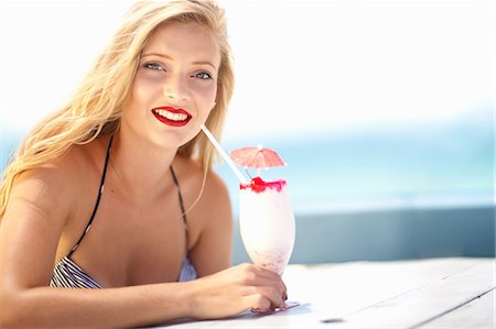 simsearch:614-06536747,k - Woman having tropical drink outdoors Foto de stock - Sin royalties Premium, Código: 614-06537145