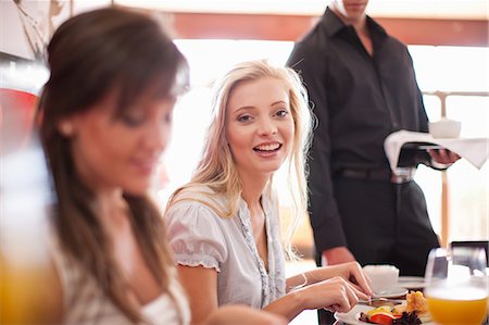 person blurred - Women having breakfast together in cafe Photographie de stock - Premium Libres de Droits, Code: 614-06537172