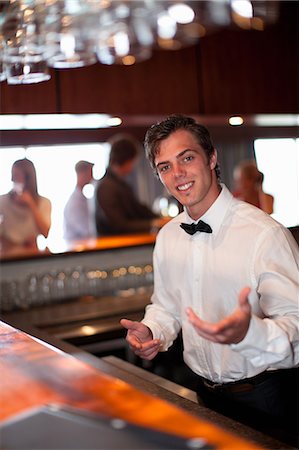 Waiter taking order at restaurant bar Foto de stock - Sin royalties Premium, Código: 614-06537206