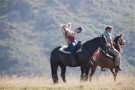 Couple riding horses in rural landscape Foto de stock - Sin royalties Premium, Código: 614-06537224
