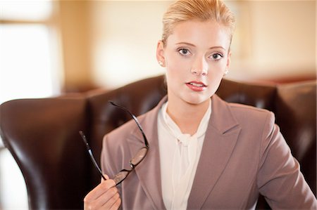 Businesswoman holding glasses at desk Foto de stock - Sin royalties Premium, Código: 614-06537252