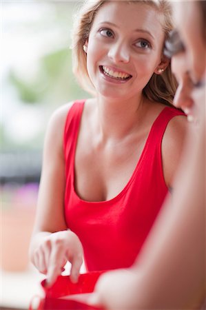 Woman pointing in shopping bag Foto de stock - Sin royalties Premium, Código: 614-06537293