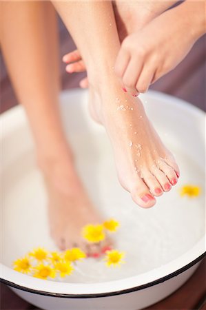 Woman having salt scrub on feet Foto de stock - Sin royalties Premium, Código: 614-06537328