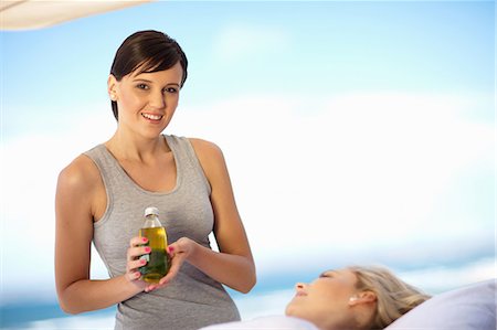 Masseuse holding bottle of oil outdoors Stockbilder - Premium RF Lizenzfrei, Bildnummer: 614-06537338