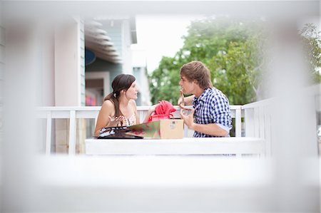 Couple examining shopping bags together Foto de stock - Sin royalties Premium, Código: 614-06537369