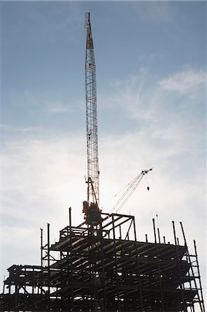 Crane over building under construction Foto de stock - Sin royalties Premium, Código: 614-06537383