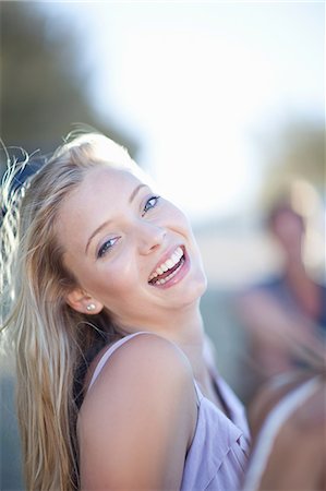 Woman laughing outdoors Photographie de stock - Premium Libres de Droits, Code: 614-06537404