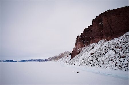 por encima de - Red cliffs in snowy landscape Foto de stock - Sin royalties Premium, Código: 614-06537459