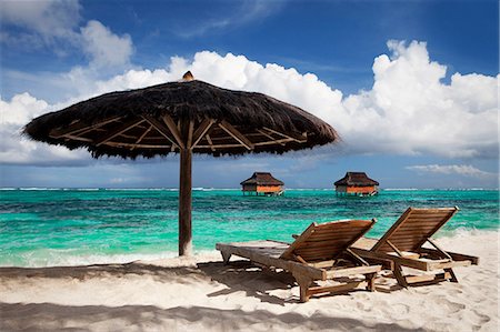 simsearch:614-06002599,k - Chairs and umbrella on tropical beach Foto de stock - Sin royalties Premium, Código: 614-06537511