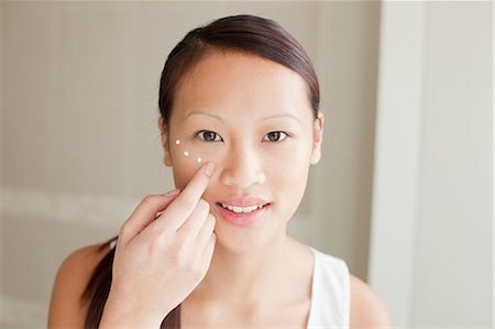 doigt - Woman applying moisturizer in bathroom Photographie de stock - Premium Libres de Droits, Code: 614-06537537