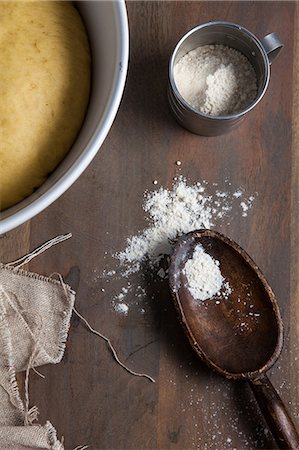 Dough, flour and wooden spoon Photographie de stock - Premium Libres de Droits, Code: 614-06537530