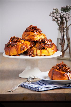 simsearch:614-06537660,k - Platter of sticky buns on table Photographie de stock - Premium Libres de Droits, Code: 614-06537547