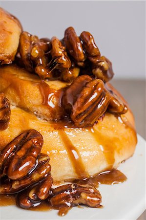 pecan dessert - Close up of pecans on sticky buns Stock Photo - Premium Royalty-Free, Code: 614-06537549