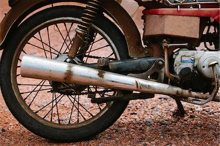 dégradation - Close up of motorcycle wheel Photographie de stock - Premium Libres de Droits, Code: 614-06537600