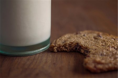 Chocolate chip cookie with milk Foto de stock - Sin royalties Premium, Código: 614-06537664