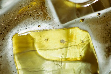 Close up of ice cubes in glass of beer Photographie de stock - Premium Libres de Droits, Code: 614-06537665