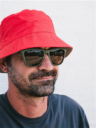sin afeitar - Man wearing hat and sunglasses Foto de stock - Sin royalties Premium, Código: 614-06537669