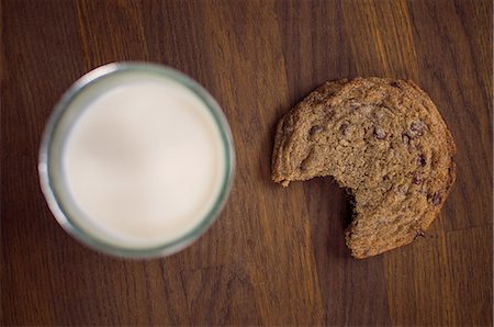 Chocolate chip cookie with milk Photographie de stock - Premium Libres de Droits, Code: 614-06537663