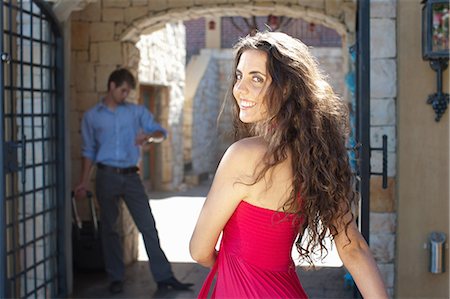 Smiling woman walking outdoors Photographie de stock - Premium Libres de Droits, Code: 614-06624030