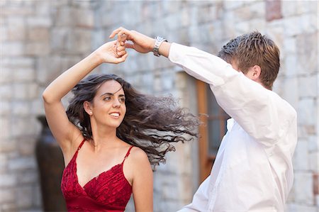 simsearch:614-06623552,k - Couple dancing together outdoors Foto de stock - Sin royalties Premium, Código: 614-06624045