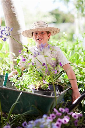 simsearch:614-06624055,k - Boy wearing straw hat in garden Stock Photo - Premium Royalty-Free, Code: 614-06624066