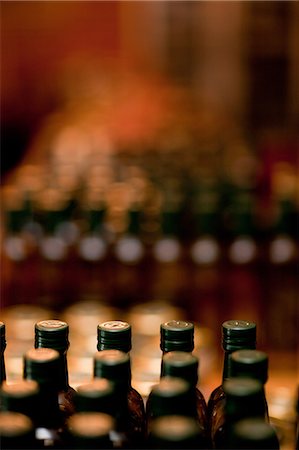 Close up of bottles in grocery Photographie de stock - Premium Libres de Droits, Code: 614-06624083