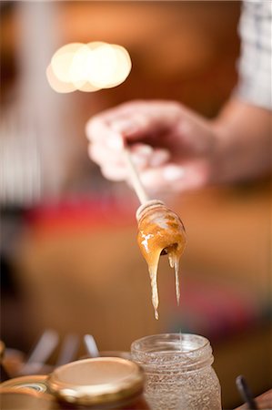 Woman examining honey in grocery Fotografie stock - Premium Royalty-Free, Codice: 614-06624095