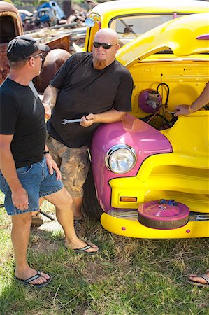 Mechanics working on colorful car Foto de stock - Sin royalties Premium, Código: 614-06624108