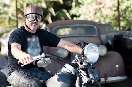 simsearch:614-06624133,k - Man in vintage goggles on motorcycle Fotografie stock - Premium Royalty-Free, Codice: 614-06624146