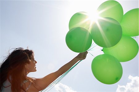 Woman carrying bunch of balloons Photographie de stock - Premium Libres de Droits, Code: 614-06624154