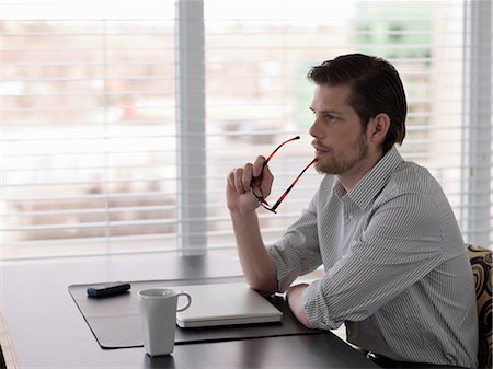 simsearch:614-06311928,k - Businessman sitting at desk Fotografie stock - Premium Royalty-Free, Codice: 614-06624219