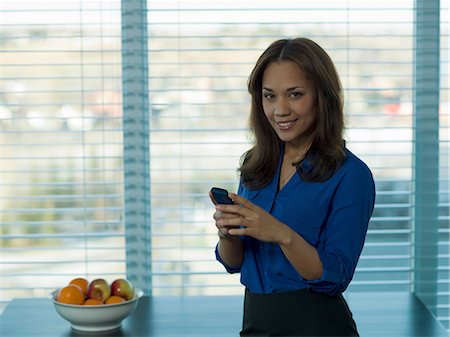 Businesswoman using cell phone Foto de stock - Sin royalties Premium, Código: 614-06624231