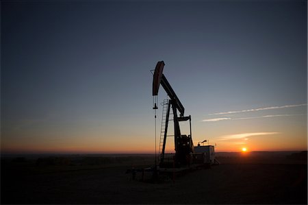secteur pétrolier - Silhouette of oil well in dry landscape Photographie de stock - Premium Libres de Droits, Code: 614-06624278