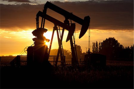 simsearch:614-06624287,k - Silhouette of oil wells at sunset Stock Photo - Premium Royalty-Free, Code: 614-06624286