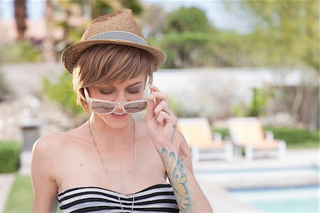 entfernen - Woman in bikini wearing sunglasses Photographie de stock - Premium Libres de Droits, Code: 614-06624298