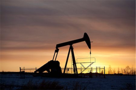 Silhouette of oil well at sunset Foto de stock - Sin royalties Premium, Código: 614-06624310