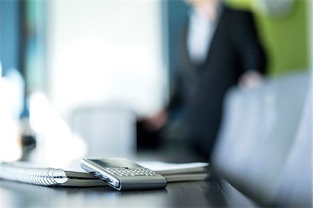 Cell phone and notebook on desk Photographie de stock - Premium Libres de Droits, Code: 614-06624368