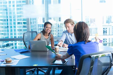 people in meeting - Business people working at desk Foto de stock - Sin royalties Premium, Código: 614-06624393